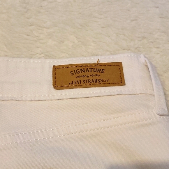 2 Levi's Signature High-Rise distressed white shorts - Picture 8 of 9